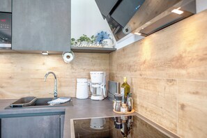 Fridge, microwave, oven, stovetop - KiteZeit Holiday Home with Terrace, Fireplace, Parking, Near the Beach – Salzhaff, Pepelow (Am Salzhaff)