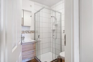 Dusche, kostenlose Toilettenartikel, Haartrockner, Handtücher