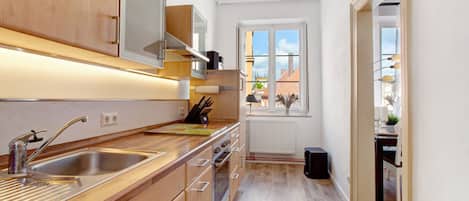 Refrigerador, microondas, horno y parrilla de estufa