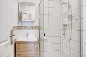 Dusche, kostenlose Toilettenartikel, Haartrockner, Handtücher