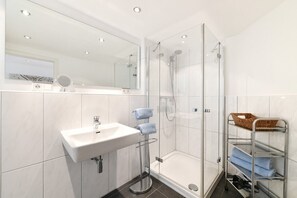 Shower, hair dryer, towels - Holiday Apartment 'Dinkelbach Landhaus 1 C - Vacation for the Whole Family' with Mountain View and Wi-Fi (Bodolz)