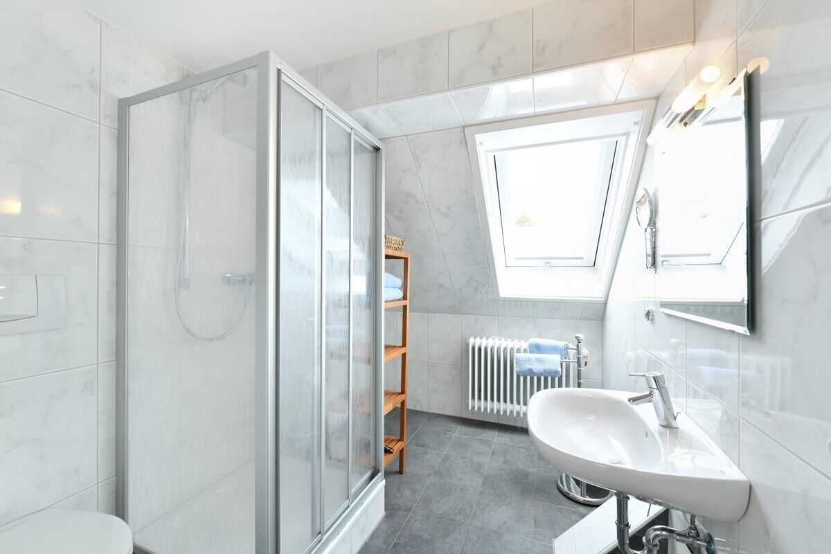 Douche, sèche-cheveux, serviettes fournies