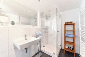 Douche, sèche-cheveux, serviettes fournies