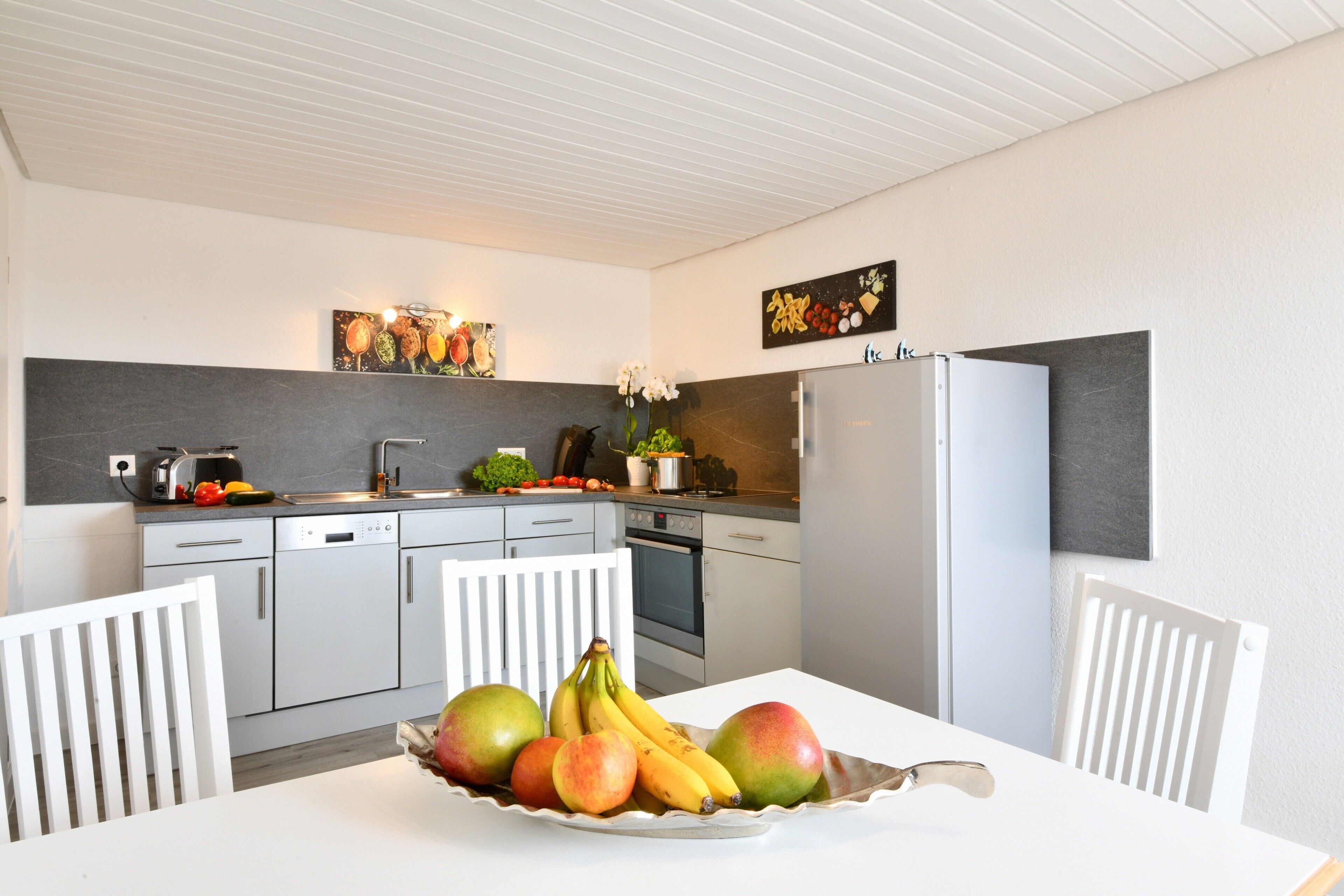 冷蔵庫、オーブン、コンロ、食器洗い機