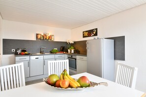 Fridge, oven, stovetop, dishwasher - Holiday Apartment 'Dinkelbach Landhaus 1 A Charmant' with Lake View, Balcony and Wi-Fi (Bodolz)