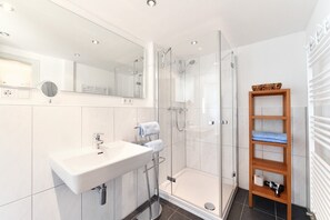 Suihku, hiustenkuivaaja, pyyhkeet