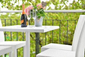 Outdoor dining - Holiday Apartment 'Dinkelbach Feriendomicil 2 B Flair' with Mountain View and Elevator (Bodolz)