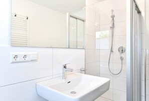 Douche, sèche-cheveux, serviettes fournies