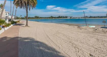 Pet-Friendly Vintage Coastal Retreat â Walk to Bay