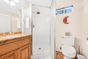 Een douche, een haardroger, handdoeken, shampoo
