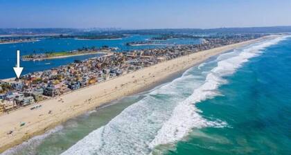 Pet-Friendly Vintage Coastal Retreat – Walk to Bay