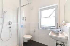 Dusche, Haartrockner, Handtücher