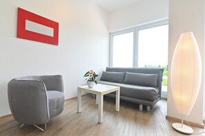 TV, stereo - Holiday Apartment 'Dinkelbach Feriendomicil 2 A Easy Living' with Lake View and Elevator (Bodolz)