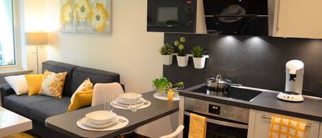 Kylskåp, mikrovågsugn, ugn och spishäll