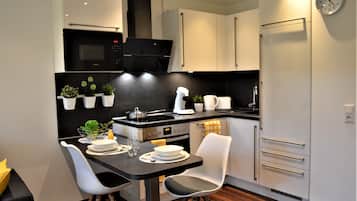 Een koelkast, een microgolfoven, een oven, een kookplaat