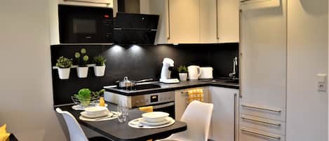 Réfrigérateur, micro-ondes, four, plaque de cuisson