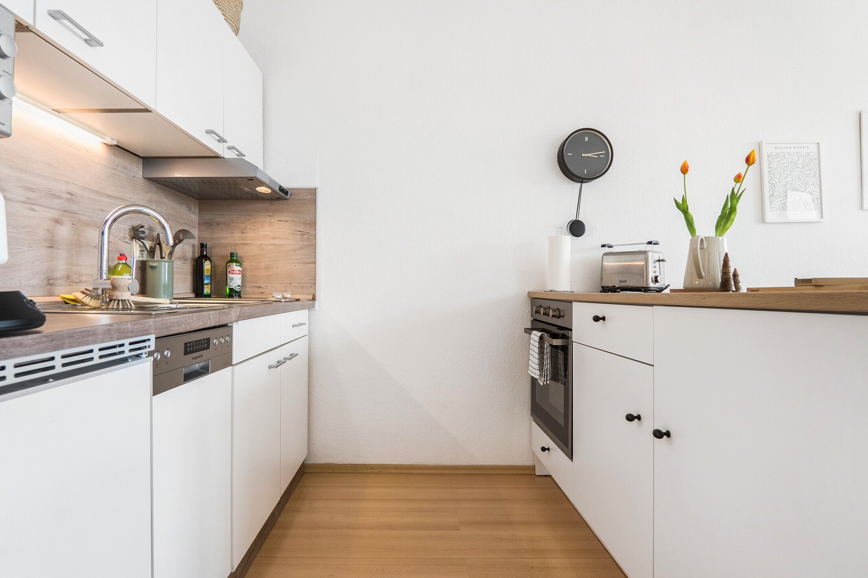 Een koelkast, een microgolfoven, een oven, een kookplaat