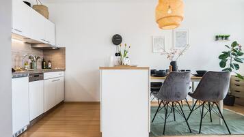 Een koelkast, een microgolfoven, een oven, een kookplaat