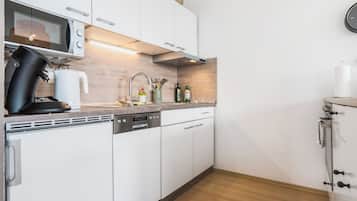 Geladeira, micro-ondas, fogão, cooktop