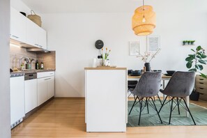 Frigorífico, microondas, horno y placa de cocina