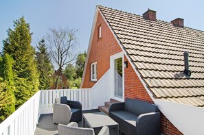 Terrace/patio - Holiday Home 'Am Nordrevier' with Private Terrace, Balcony and Wi-Fi (Lütetsburg)