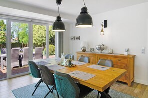 Dining - Holiday Home 'Am Nordrevier' with Private Terrace, Balcony and Wi-Fi (Lütetsburg)
