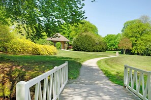 Property grounds - Holiday Home 'Am Nordrevier' with Private Terrace, Balcony and Wi-Fi (Lütetsburg)