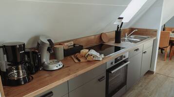 Fridge, oven, stovetop, dishwasher