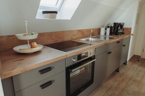 Fridge, oven, stovetop, dishwasher - Apartment 'Gästehaus Bröcker Wohnung 8' with Shared Garden, Balcony and Wi-Fi (Büsum)