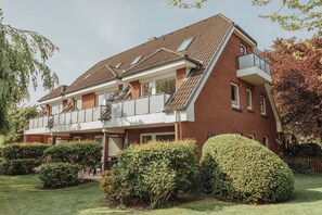 Exterior - Apartment 'Gästehaus Bröcker Wohnung 8' with Shared Garden, Balcony and Wi-Fi (Büsum)
