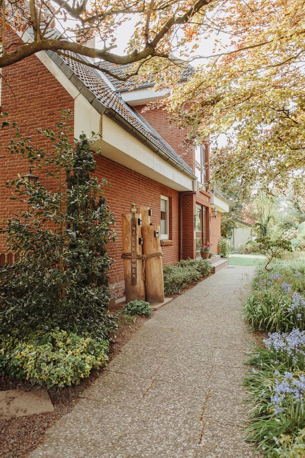 Property grounds - Apartment 'Gästehaus Bröcker Wohnung 8' with Shared Garden, Balcony and Wi-Fi (Büsum)
