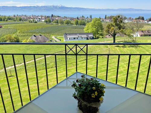 Apartment '3' with Lake View, Shared Garden and Wi-Fi