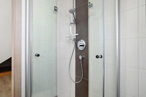 Shower, hair dryer, towels - Apartment '3' with Lake View, Shared Garden and Wi-Fi (Kressbronn am Bodensee)