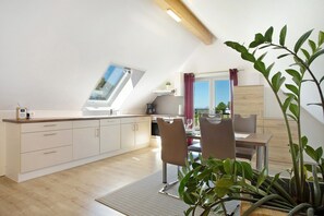 Fridge, oven, stovetop, dishwasher - Apartment '3' with Lake View, Shared Garden and Wi-Fi (Kressbronn am Bodensee)