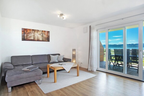 TV, table tennis - Apartment '2' with Lake View, Shared Garden and Wi-Fi (Kressbronn am Bodensee)