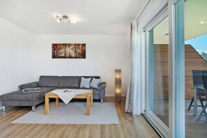 TV, table tennis - Apartment '2' with Lake View, Shared Garden and Wi-Fi (Kressbronn am Bodensee)