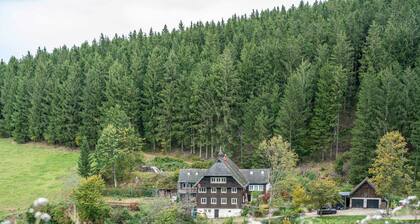 Apartamento vacacional 'Schwarzwald Chalet - Karlshütte' con vistas a la montaña, terraza privada y wifi