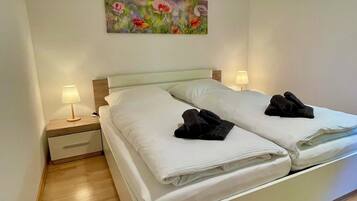 1 slaapkamer, een strijkplank/strijkijzer, gratis wifi, beddengoed