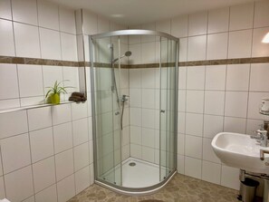 Dusch, hårtork och handdukar