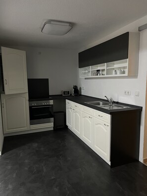 Kylskåp, mikrovågsugn, ugn och spishäll