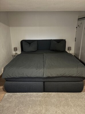 1 slaapkamer, een strijkplank/strijkijzer, gratis wifi, beddengoed