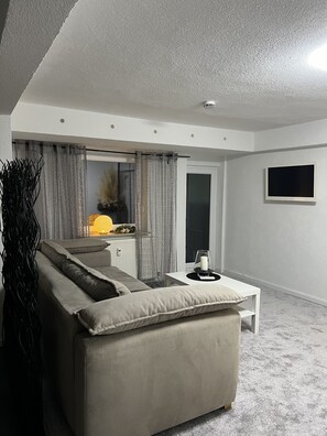 TV - Apartment 'Ferienwohnung Arnstadt Ost' with Private Terrace and Wi-Fi (Arnstadt)