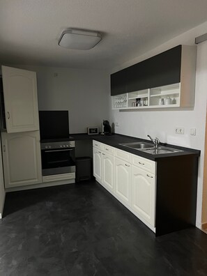 Fridge, microwave, oven, stovetop - Apartment 'Ferienwohnung Arnstadt Ost' with Private Terrace and Wi-Fi (Arnstadt)