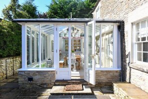 Outdoor dining - Beautiful Georgian Cottage near Frome (Beckington)