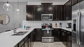 Een koelkast, een microgolfoven, een oven, een kookplaat