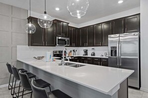 Geladeira, micro-ondas, fogão, cooktop