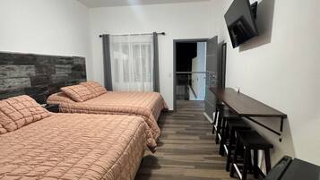 Habitación individual familiar | Ropa de cama hipoalergénica, edredón, camas con pillow-top y minibar