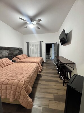 Hypo-allergenic bedding, down duvets, pillow-top beds, minibar - CUATRO PALMAS HOTEL  (Puerto Peñasco)
