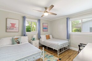3 bedrooms, iron/ironing board, travel crib, WiFi - 2 miles to Beach~ Pool ~Cabana~ Pool Table (Deerfield Beach)