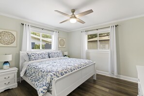 3 bedrooms, iron/ironing board, travel crib, WiFi - 2 miles to Beach~ Pool ~Cabana~ Pool Table (Deerfield Beach)